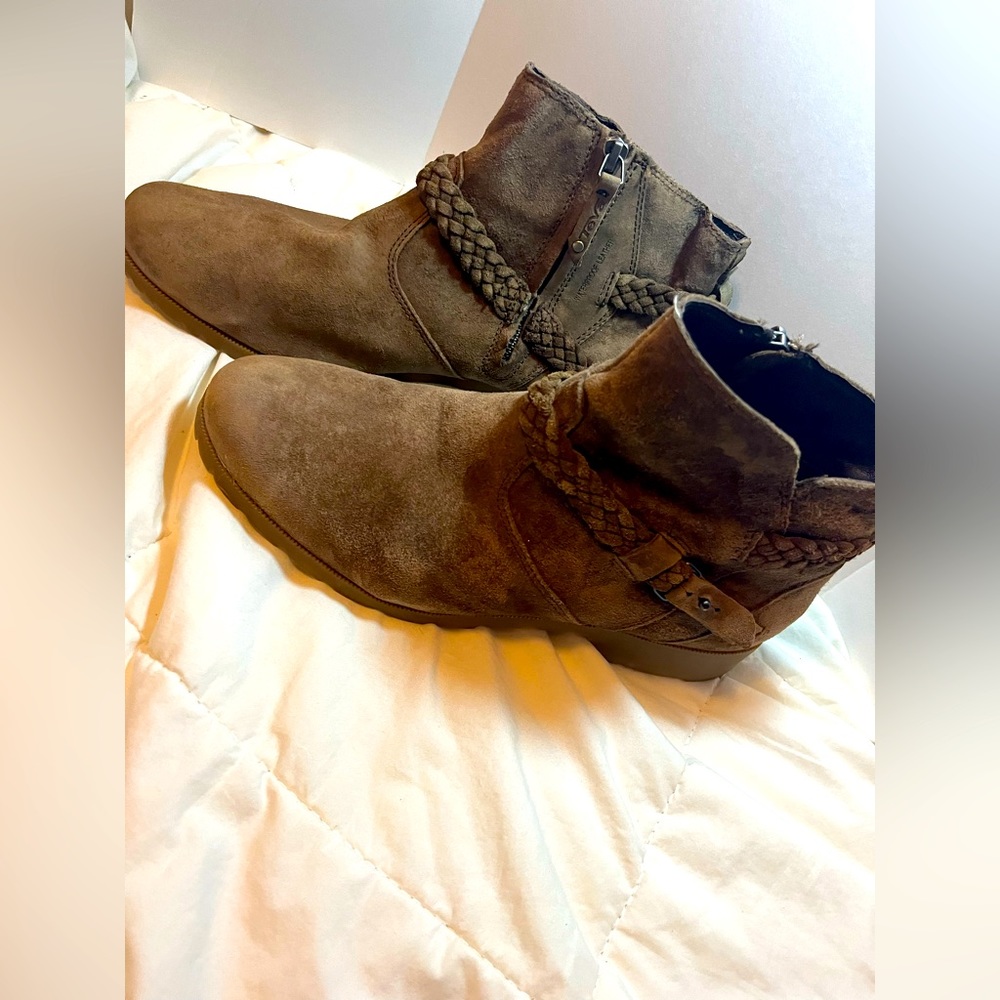 Weatherproof leather ankle boots.